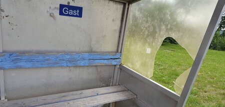 Demoliert: Sitzbank für den Gästetrainer auf einem Fußballplatz ... Demoliert: Sitzbank für den Gästetrainer auf einem Fußballplatz ...