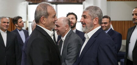 Auf nicht ganz neutralem Boden: Irans Präsident Peseschkian (l.)... Auf nicht ganz neutralem Boden: Irans Präsident Peseschkian (l.)...