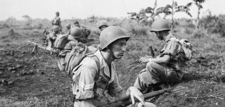 Die niederländische Armee hat ihre Kolonie Indonesien mit größer...