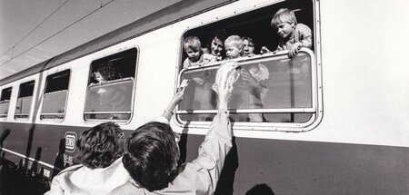 DDR-Flüchtlinge aus der Prager Botschaft kommen in Hannover an (...