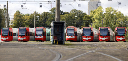 Teuer, teurer, Deutschlandticket: Straßenbahnen in einem Depot i...