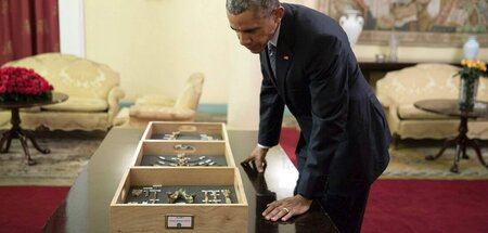 Treffen der Generationen: Homo sapiens Obama und Australopithecu...