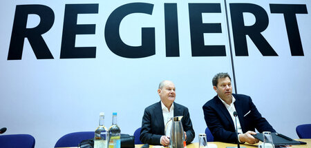 Noch im Sessel: Bundeskanzler Olaf Scholz neben seinem Parteivor...