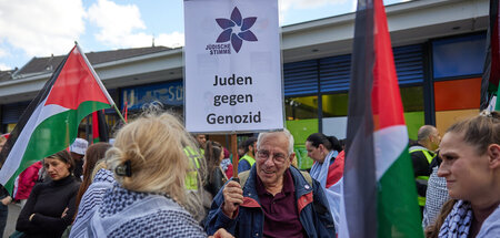 Anhänger der »Jüdischen Stimme« auf einer Demonstration für Palä...