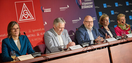 Abgesegnet: Christiane Benner (l.) bei Bekanntgabe der Tarifeini...