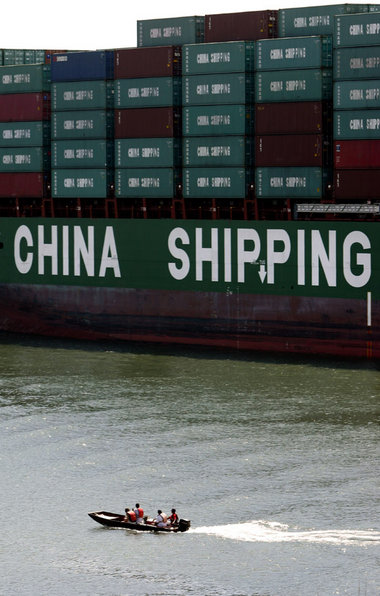 Chinesisches Containerschiff im Panamakanal