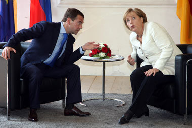 Neue Harmonie: Präsident Medwedew und Kanzlerin Merkel bei den b... Neue Harmonie: Präsident Medwedew und Kanzlerin Merkel bei den b...