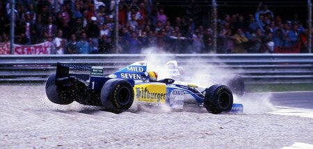 Du kommst hier nicht vorbei: Michael Schumacher (vorn) und Damon...