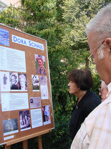 Neben der Gedenktafel (r.) informiert eine von Dora Schauls Sohn... Neben der Gedenktafel (r.) informiert eine von Dora Schauls Sohn...