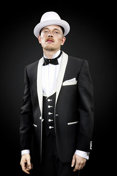 Der Stylemeister weiß, wie man sich kleidet und gleichzeitig pro... Der Stylemeister weiß, wie man sich kleidet und gleichzeitig pro...