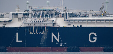 Das schwimmende Terminalschiff »Neptune« im Hafen von Mukran Das schwimmende Terminalschiff »Neptune« im Hafen von Mukran