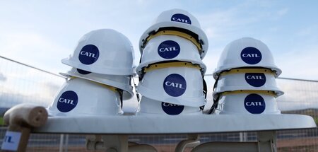 Ausrüstung für den ersten Spatenstich auf der CATL-Baustelle in ...