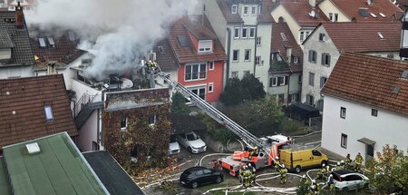 Einsatzkräfte der Feuerwehr löschen am Donnerstag den Brand in d...