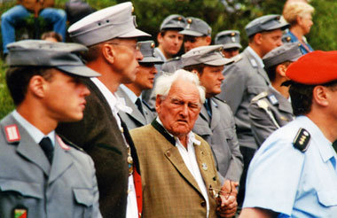Kriegsverbrecher Scheungraber umringt von Bundeswehrsoldaten bei... Kriegsverbrecher Scheungraber umringt von Bundeswehrsoldaten bei...