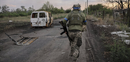Ein alltägliches Bild des Krieges: Ukrainischer Soldat bei Tscha...