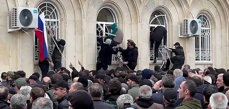 Sturm auf das Parlamentsgebäude am Freitag (Aqwa, 15.11.2024)