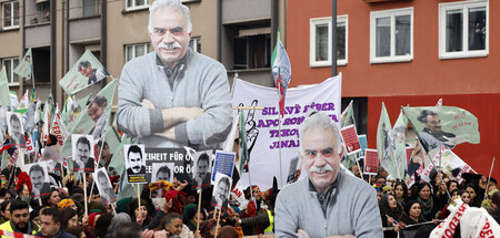 Das Konterfei des PKK-Vorsitzenden war auf der Demonstration all...