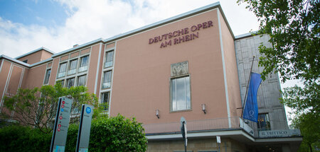 Das bestehende Gebäude der Deutschen Oper am Rhein ist ein Sanie...