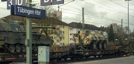 Selbstfahrartillerie und Schützenpanzer der Bundeswehr am Tübing...