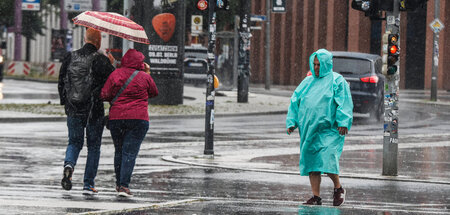 »es schneit, dann fällt der regen nieder, dann schneit es, regne...