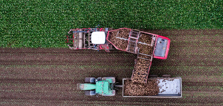Wege der Moderne: Rübenroder, Acker, Zuckerrüben