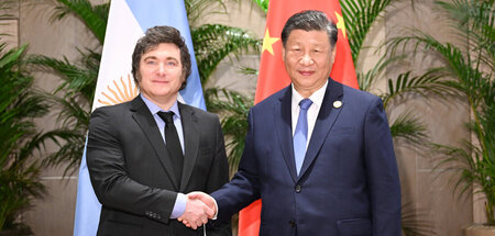 Handschlag für die Galerie: Chinas Präsident Xi Jinping mit dem ...