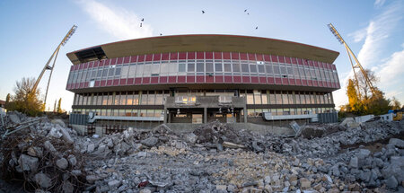 Abrissarbeiten an der Haupttribüne am Stadion im Friedrich-Ludwi...