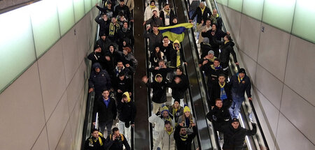 Maccabi-Tel-Aviv-Fans ziehen schreiend durch Amsterdam (7.11.202...