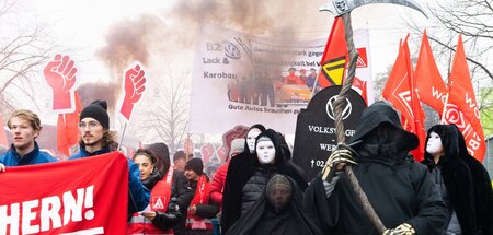 Schauriges Schauspiel als Protestform: Arbeiter demonstrieren am...
