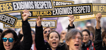 »Frauen fordern Respekt«: Demonstration am 25. November 2023 in ...