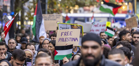 Teilnehmer einer Kundgebung in Stuttgart (20.10.2023)