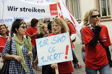 Den öffentlichen Raum erobern: Demonstration von Erzieherinnen u...