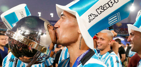 Glücklich, trotz alberner Hüte: Racing Club nach dem Gewinn der ...