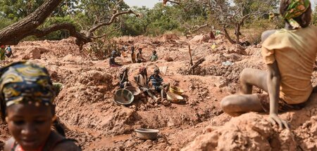 Alles Handarbeit: In Sikasso wird Gold mit bloßen Händen aus der...