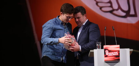 Geschenk für den Minister: Philipp Türmer und Hubertus Heil am S...