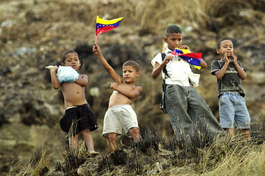 Die Revolution ist noch jung. Chávez-Fans grüßen den Compañero P... Die Revolution ist noch jung. Chávez-Fans grüßen den Compañero P...