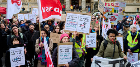 Trotz Protest: Stiftung für kulturelle Weiterbildung und Kulturb... Trotz Protest: Stiftung für kulturelle Weiterbildung und Kulturb...