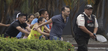 Evakuierung von Mitarbeitern des TV-Senders TC (Guayaquil, 9.1.2... Evakuierung von Mitarbeitern des TV-Senders TC (Guayaquil, 9.1.2...