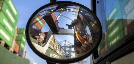 Die Einfuhrabgabe bitte. Containerverladung am Hafen des US-amer... Die Einfuhrabgabe bitte. Containerverladung am Hafen des US-amer...