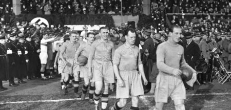 Im Altonaer Volksparkstadion wurden ab 1943 italienische Soldate... Im Altonaer Volksparkstadion wurden ab 1943 italienische Soldate...