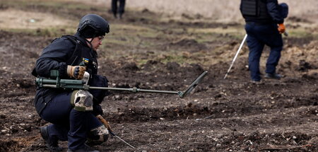 Aufwendige Suche: Ukrainische Spezialisten durchkämmen ein Gebie... Aufwendige Suche: Ukrainische Spezialisten durchkämmen ein Gebie...