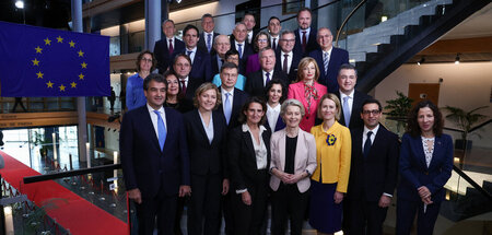 Gruppenbild am Mittwoch in Strasbourg: 26 strahlende Kommissions... Gruppenbild am Mittwoch in Strasbourg: 26 strahlende Kommissions...