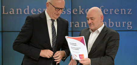 Mit dem Ergebnis zufrieden: Dietmar Woidke (SPD, l.) und Robert ... Mit dem Ergebnis zufrieden: Dietmar Woidke (SPD, l.) und Robert ...