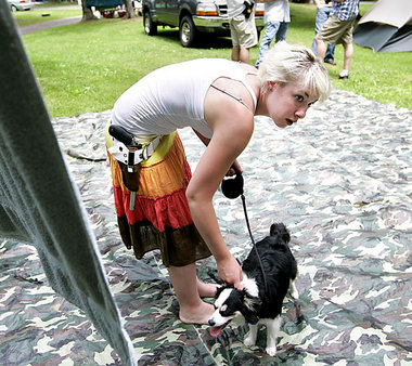 Erin Myhaver aus Keene, New Hampshire, mit dem Hund eines Freund...