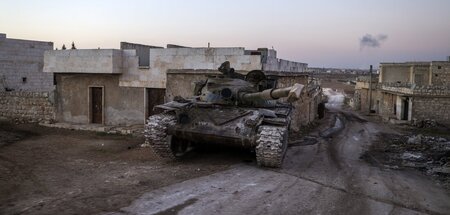 Überrollt: Zerstörter Panzer der syrischen Armee am Donnerstag i... Überrollt: Zerstörter Panzer der syrischen Armee am Donnerstag i...