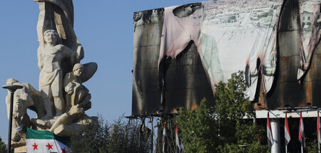 Verbrannte Banner mit dem Bild des syrischen Präsidenten Baschar...