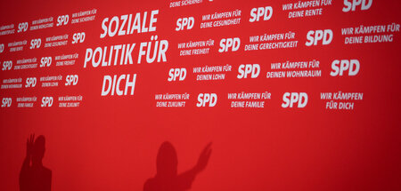Wollen weiter regieren: Die Sozialdemokraten um Olaf Scholz umwe...