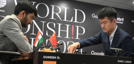 Dommaraju Gukesh (l.) und Ding Liren