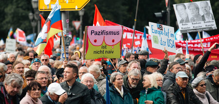 Anhängerinnen und Anhänger der Friedensbewegung demonstrieren in...