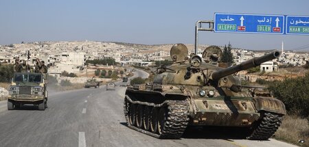 Verlassener Panzer der syrischen Armee nahe Khan Scheikhun, südw...